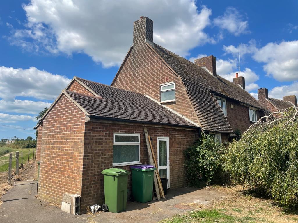 Lot: 19 - SEMI-DETACHED HOUSE FOR IMPROVEMENT WITH COUNTRYSIDE VIEWS -